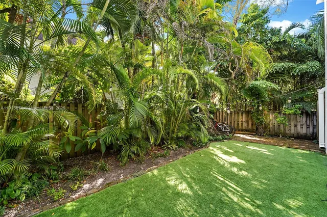 a view of a yard with a tree