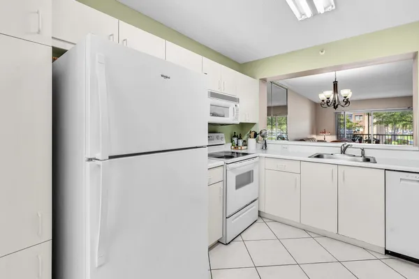 $164,000 | 9537 Weldon Circle, Unit I213, Tamarac, FL 33321