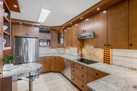 $849,000 | 1616 Sheridan Road, Unit 8F, Wilmette, IL 60091