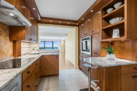 $849,000 | 1616 Sheridan Road, Unit 8F, Wilmette, IL 60091