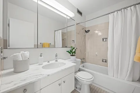 $849,000 | 1616 Sheridan Road, Unit 8F, Wilmette, IL 60091