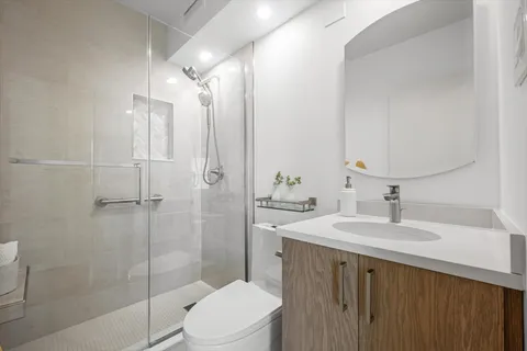 $849,000 | 1616 Sheridan Road, Unit 8F, Wilmette, IL 60091