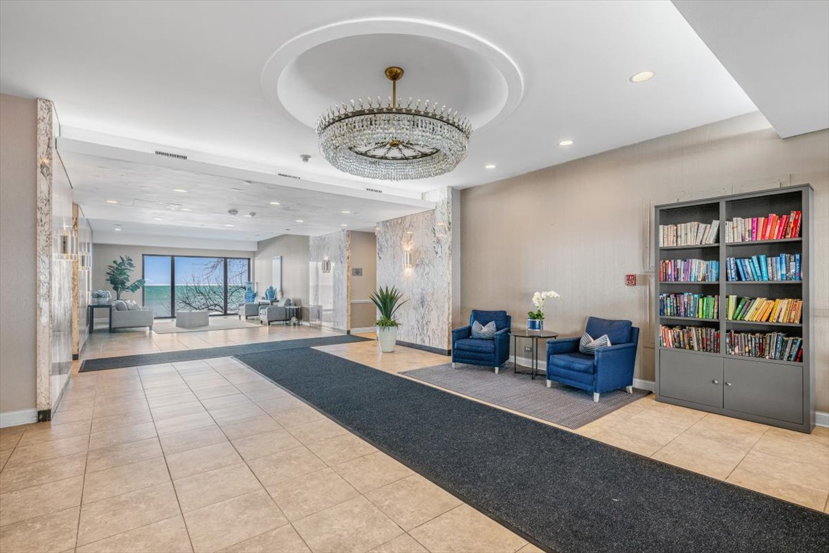 1616 Sheridan Road, Unit 8F Wilmette, IL 60091 - Photo 3 of 32