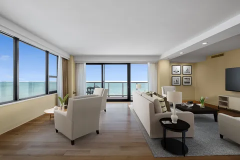 $849,000 | 1616 Sheridan Road, Unit 8F, Wilmette, IL 60091