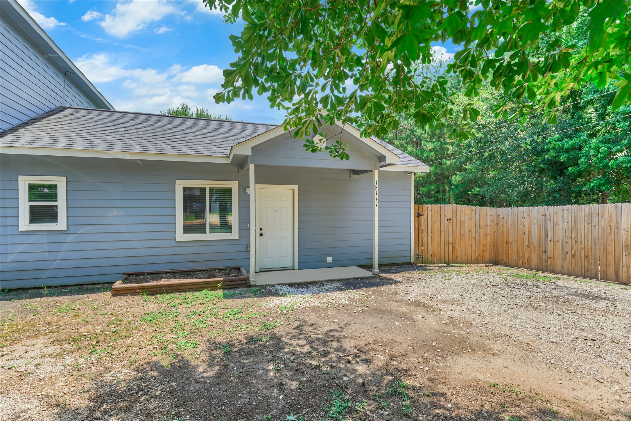 18147 Firepine Lane Montgomery, TX 77316 - Photo 3 of 25 a backyard of a house