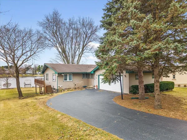 $600,000 | 840 Breckenboro Road, Lake Summerset, IL 61019