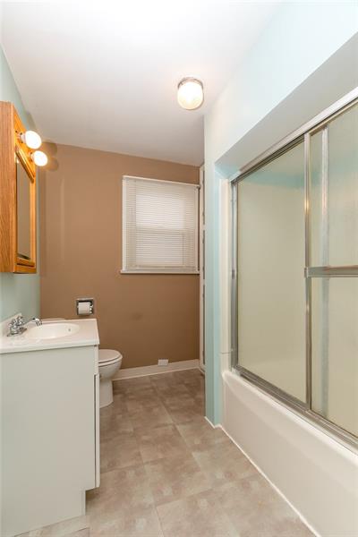 590 Jefferson Street Rochester, PA 15074 - Photo 11 of 15 Full hall bath