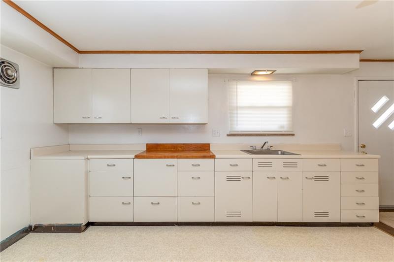 590 Jefferson Street Rochester, PA 15074 - Photo 6 of 15 Kitchen