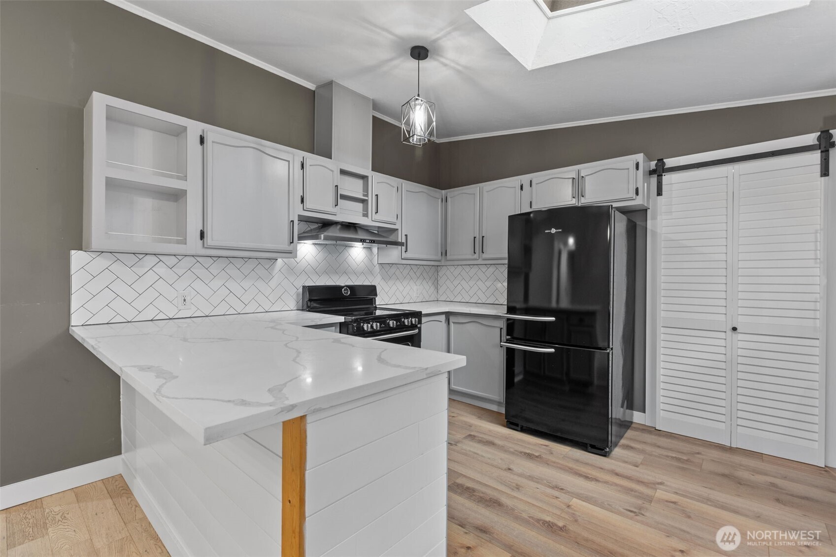 2402 South 370th Place Federal Way, WA 98003 - Photo 3 of 25