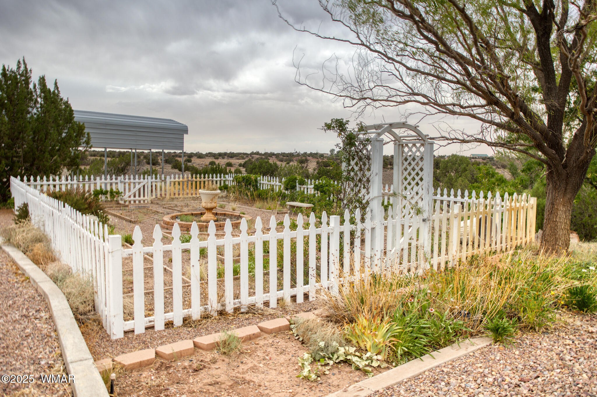 9410 Butler Trail Snowflake, AZ 85937 - Photo 13 of 62 a view of a house with a small yard and wooden fence