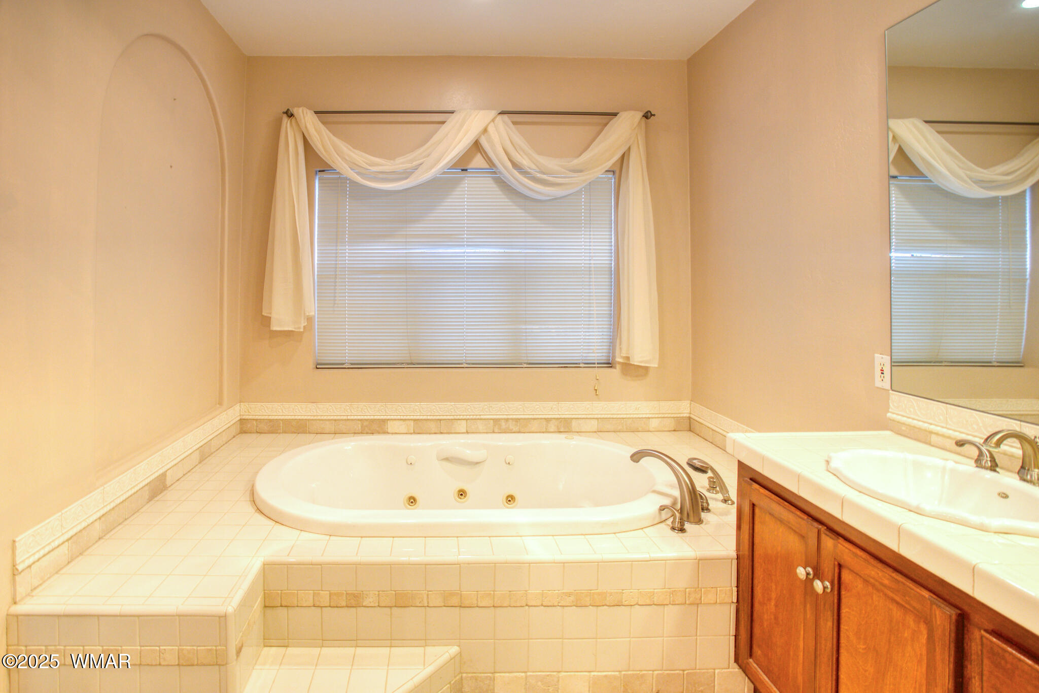 9410 Butler Trail Snowflake, AZ 85937 - Photo 36 of 62 a bathroom with a tub and a sink