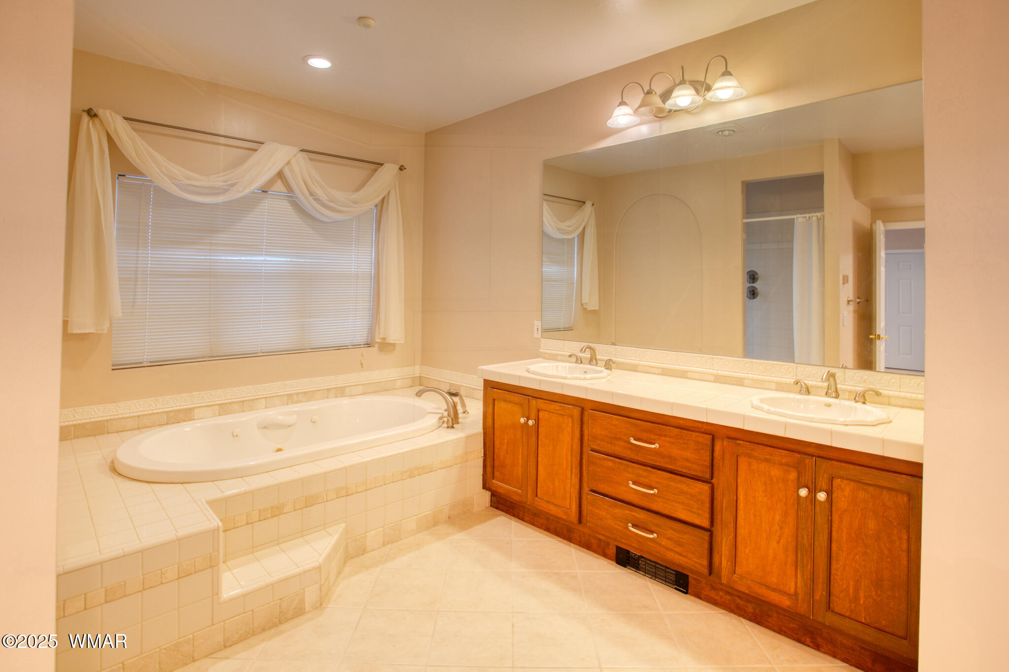 9410 Butler Trail Snowflake, AZ 85937 - Photo 38 of 62 a bathroom with a tub sink and a mirror