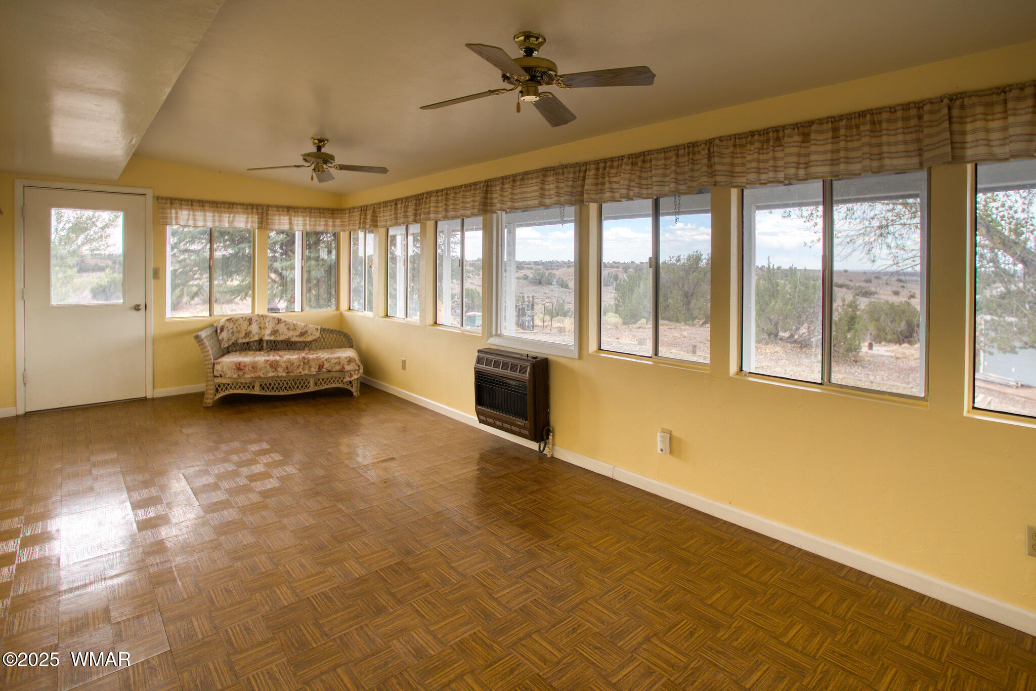 9410 Butler Trail Snowflake, AZ 85937 - Photo 44 of 62 a living room with furniture and large windows