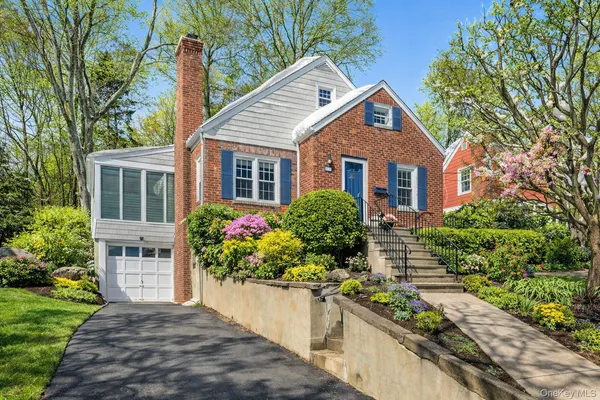 a house view with a outdoor space