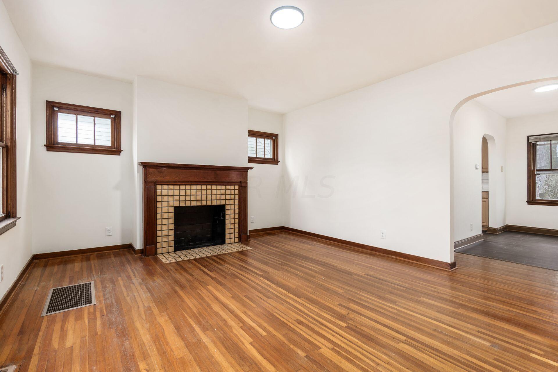 581 South Roys Avenue Columbus, OH 43204 - Photo 7 of 33 Living Room