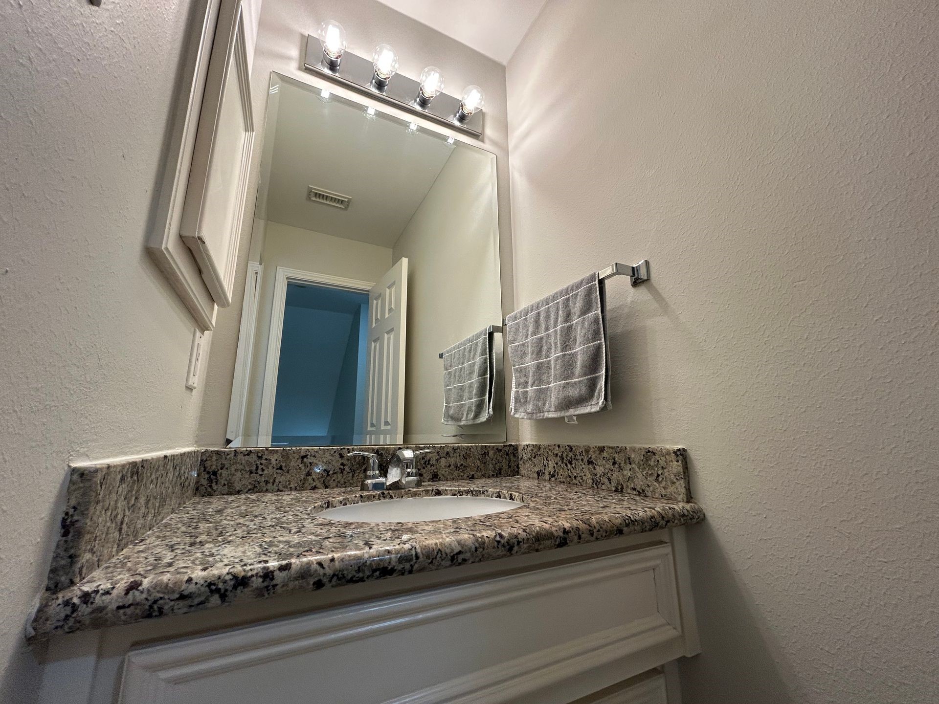 2030 Bailey Street Houston, TX 77006 - Photo 15 of 18