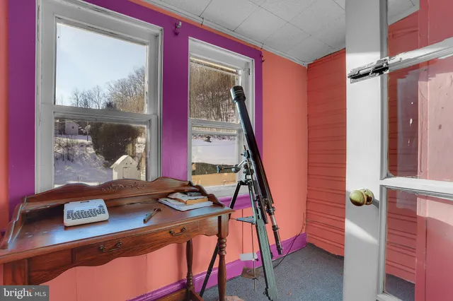 a view of a house with yard and garage