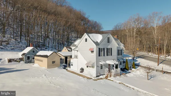 a view of a house with yard and garage