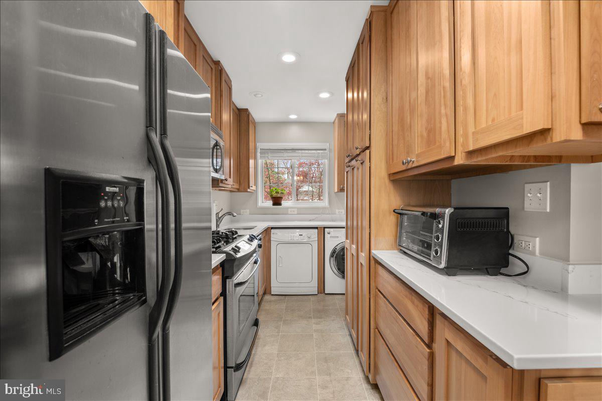 3537 Martha Custis Drive Alexandria, VA 22302 - Photo 6 of 26