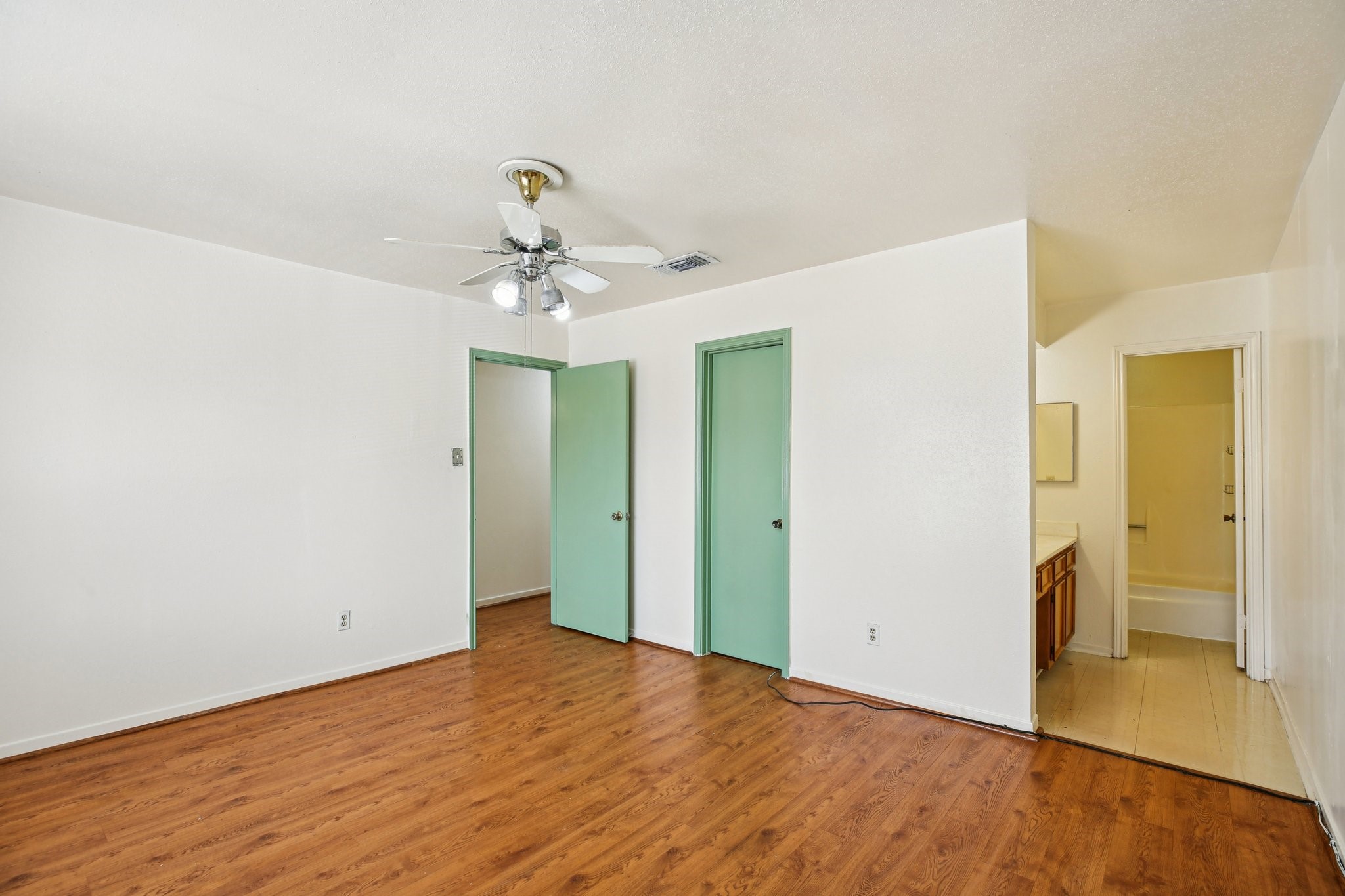 8379 La Roche Lane Houston, TX 77036 - Photo 16 of 28 Primary bedroom