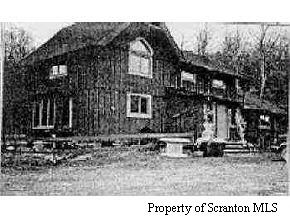 a black and white photo of a building