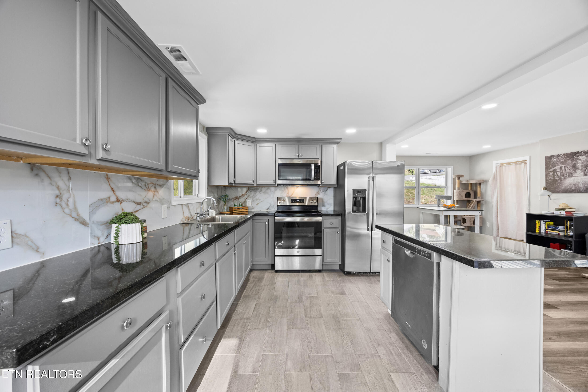 510 Michigan Avenue Oak Ridge, TN 37830 - Photo 2 of 15 10_kitchen 3