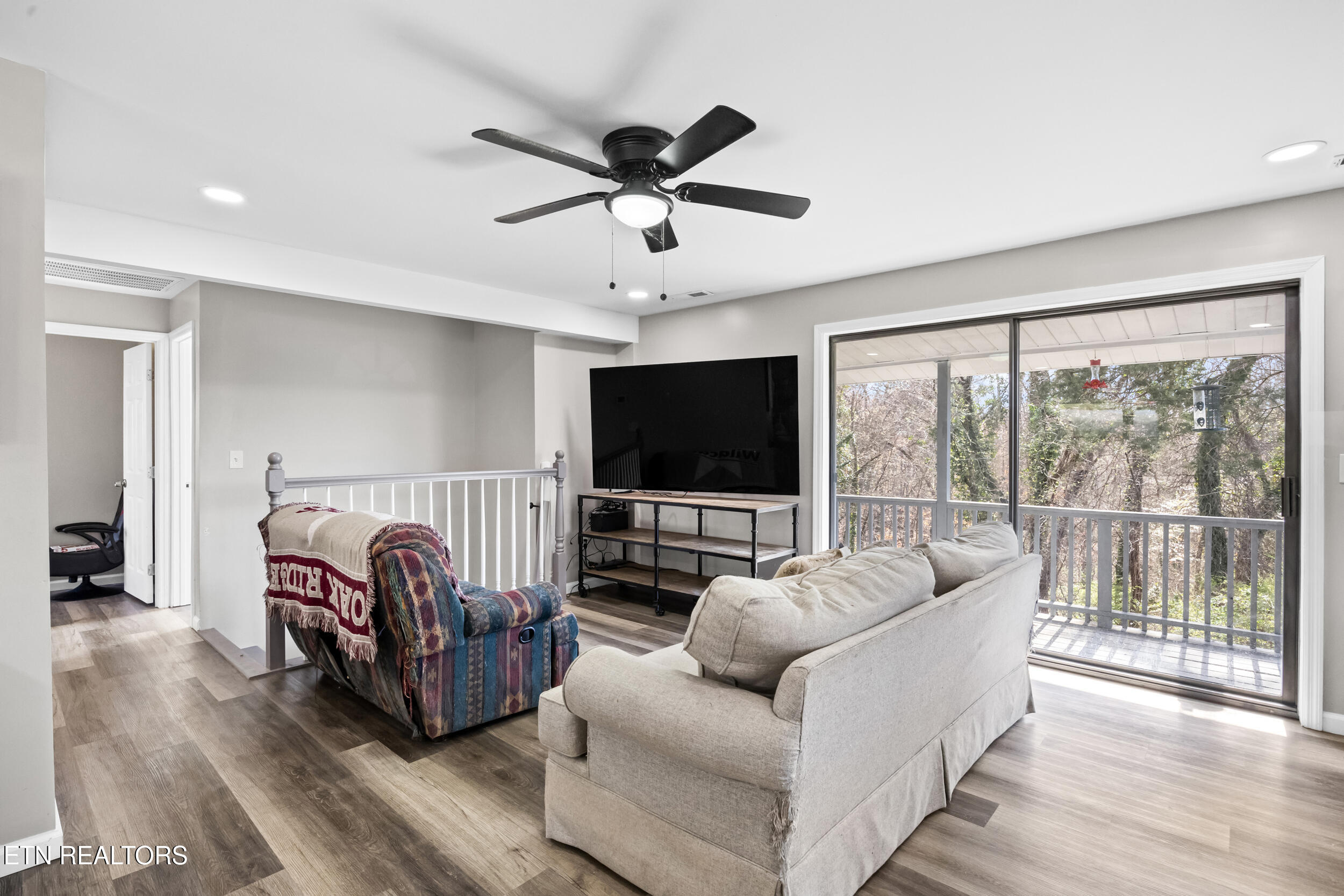 510 Michigan Avenue Oak Ridge, TN 37830 - Photo 4 of 15 5_living room