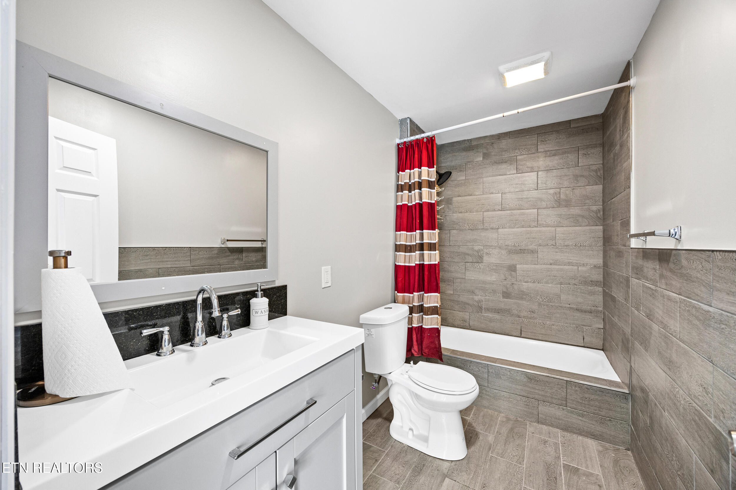 510 Michigan Avenue Oak Ridge, TN 37830 - Photo 7 of 15 13_bathroom