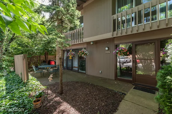 $320,000 | 5917 Oakwood Drive, Unit 141E, Lisle, IL 60532