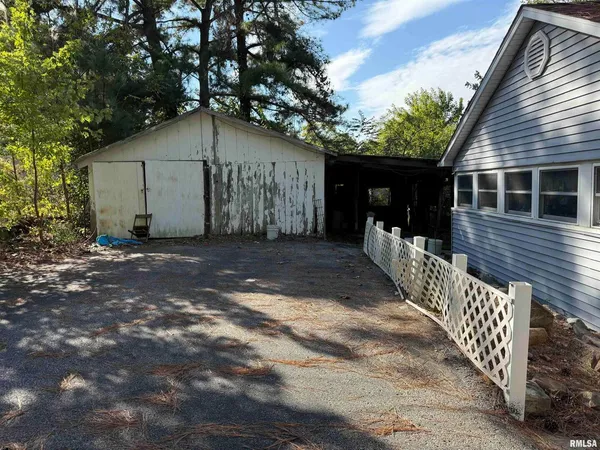 a view of a house with backyard