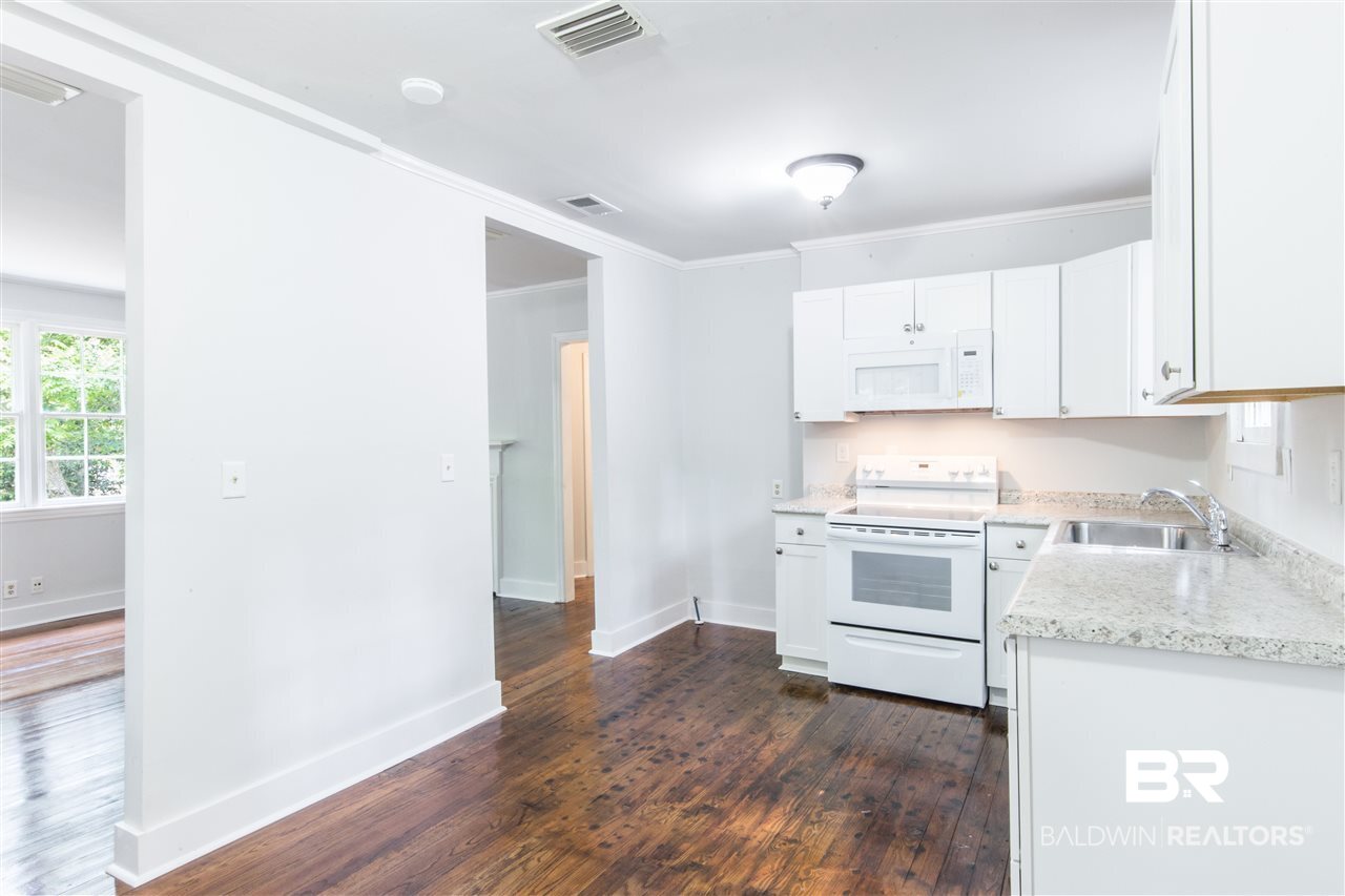 328 Azalea Circle West Mobile, AL 36608 - Photo 4 of 19 Dividing wall adds area for table or storage!