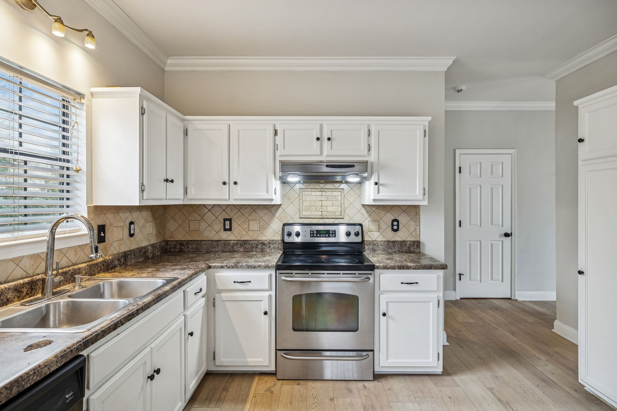 7701 Poplar Ridge Drive Nashville, TN 37221 - Photo 11 of 28 a kitchen with granite countertop a sink stove and cabinets