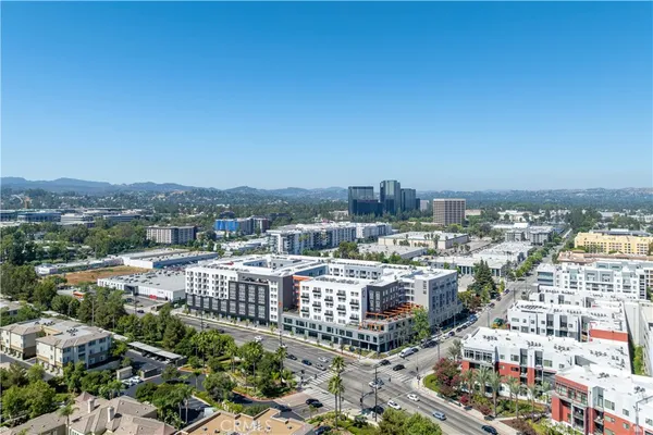 $2,999 | 21010 Erwin Street, Unit 406, Woodland Hills, CA 91367