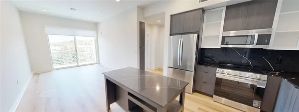 $2,999 | 21010 Erwin Street, Unit 406, Woodland Hills, CA 91367