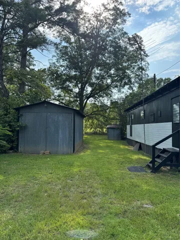 a view of a backyard