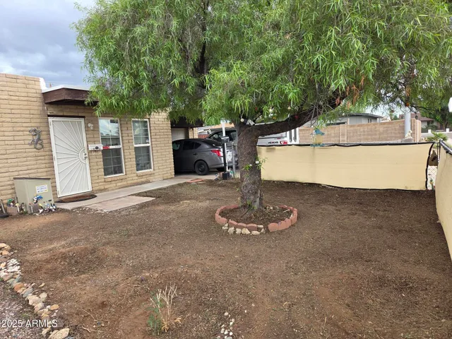 a view of a house with a backyard
