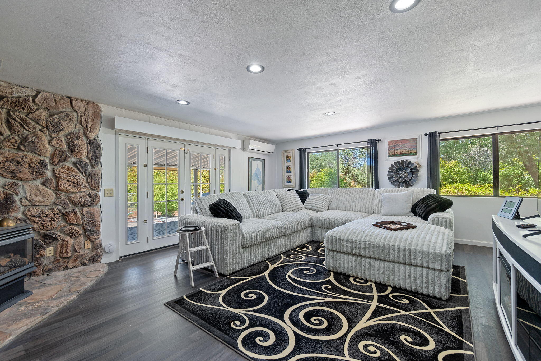10390 October Lane Redding, CA 96003 - Photo 30 of 94 Living Room