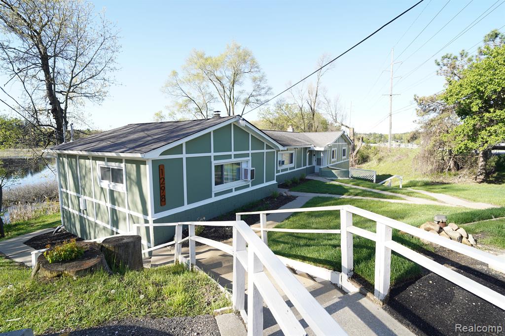 1298 East Highland Road Highland, MI 48356 - Photo 3 of 36 Gallery Image 3