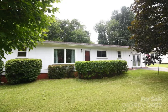 a view of a house with a back yard