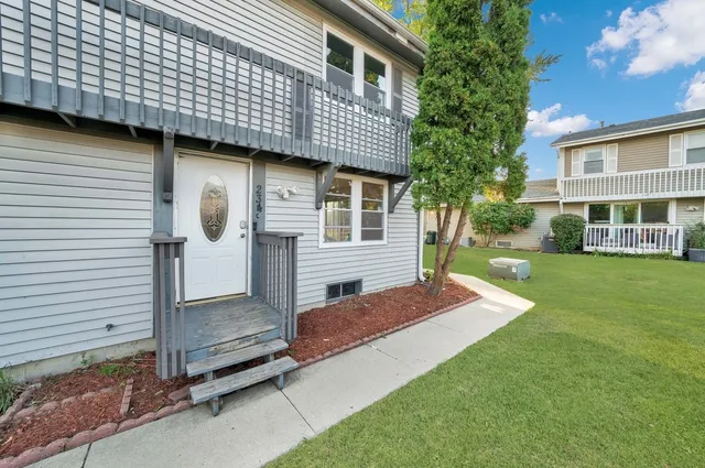 $2,400 | 234 Dakota Court, Unit C, Bolingbrook, IL 60440