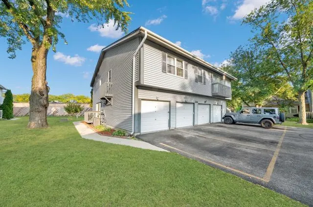 $2,400 | 234 Dakota Court, Unit C, Bolingbrook, IL 60440