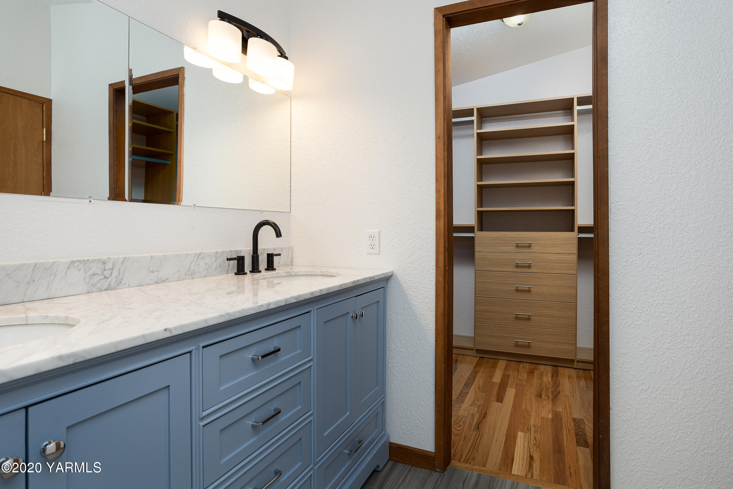 9800 Bittner Road Yakima, WA 98901 - Photo 14 of 45 a bathroom with a sink and a mirror
