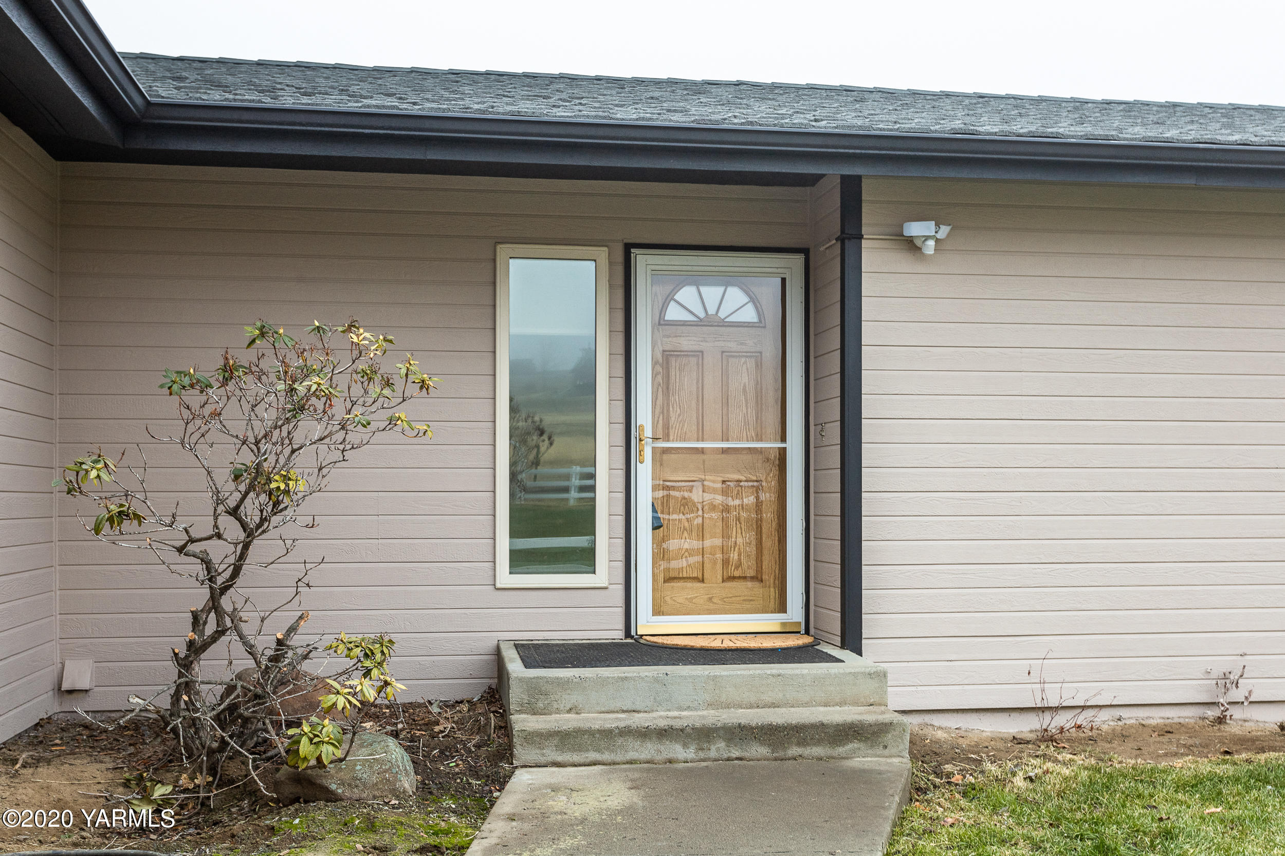 9800 Bittner Road Yakima, WA 98901 - Photo 3 of 45 a front view of a house
