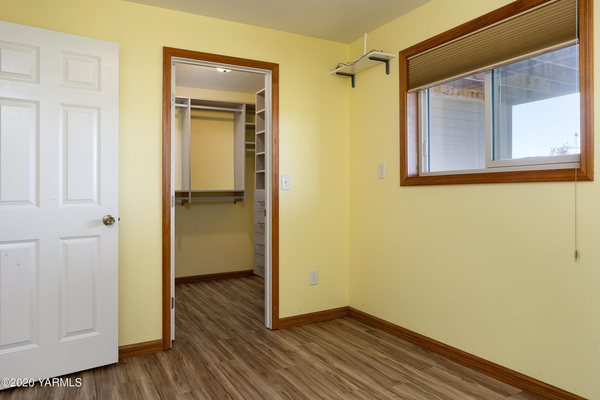 9800 Bittner Road Yakima, WA 98901 - Photo 25 of 45 a view of an empty room with closet and a window