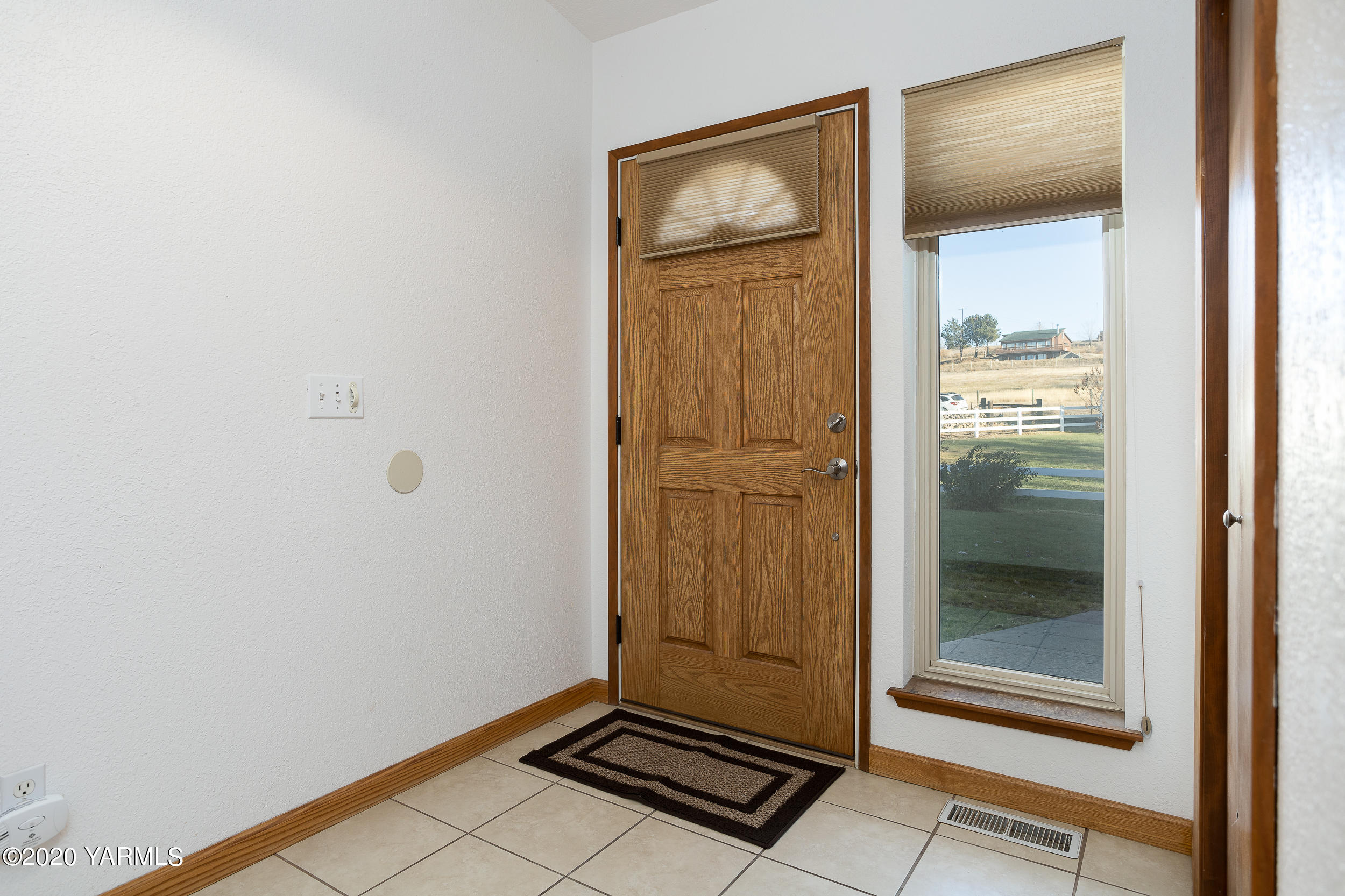 9800 Bittner Road Yakima, WA 98901 - Photo 4 of 45 a view of an front door