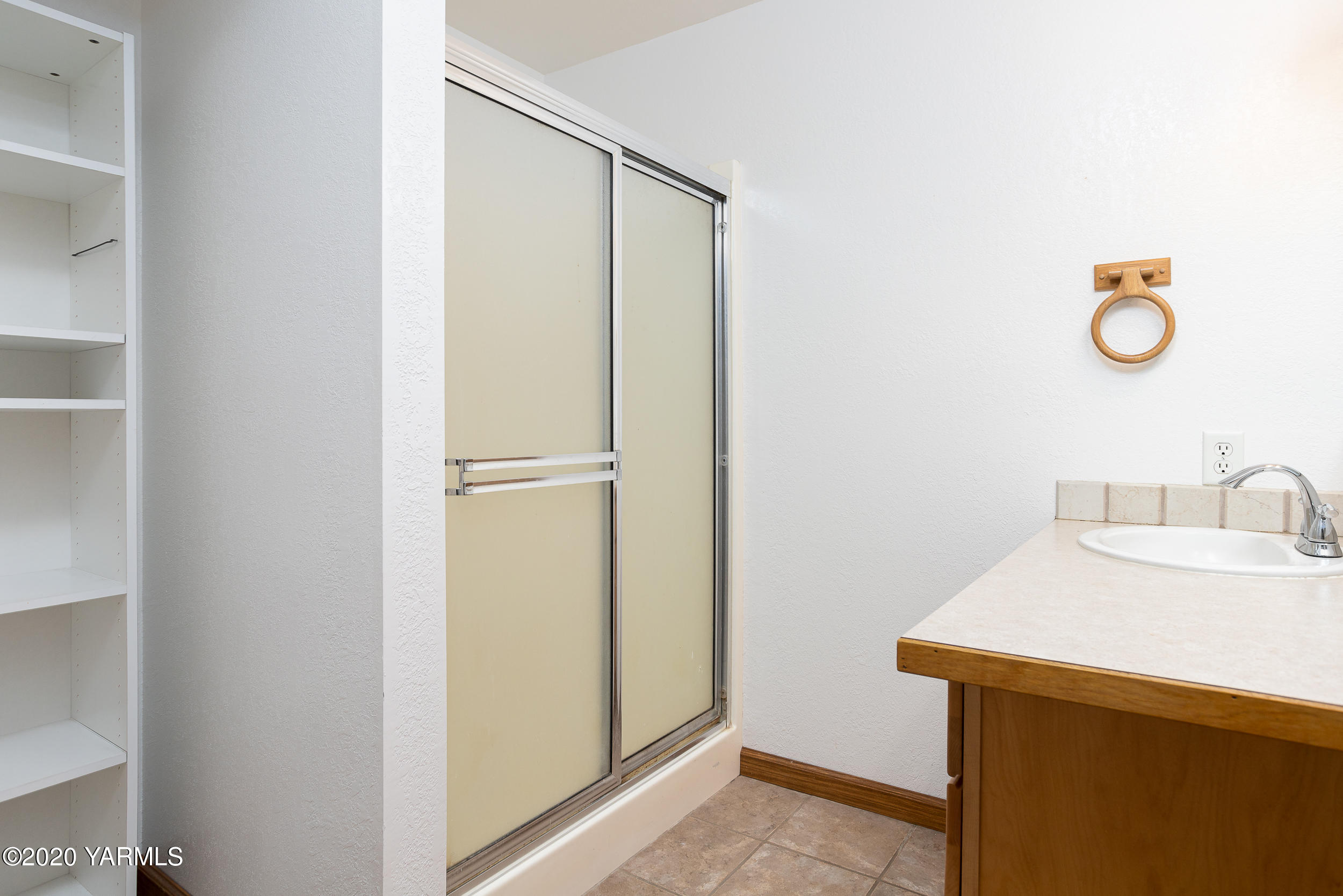 9800 Bittner Road Yakima, WA 98901 - Photo 33 of 45 a bathroom with a sink and a mirror