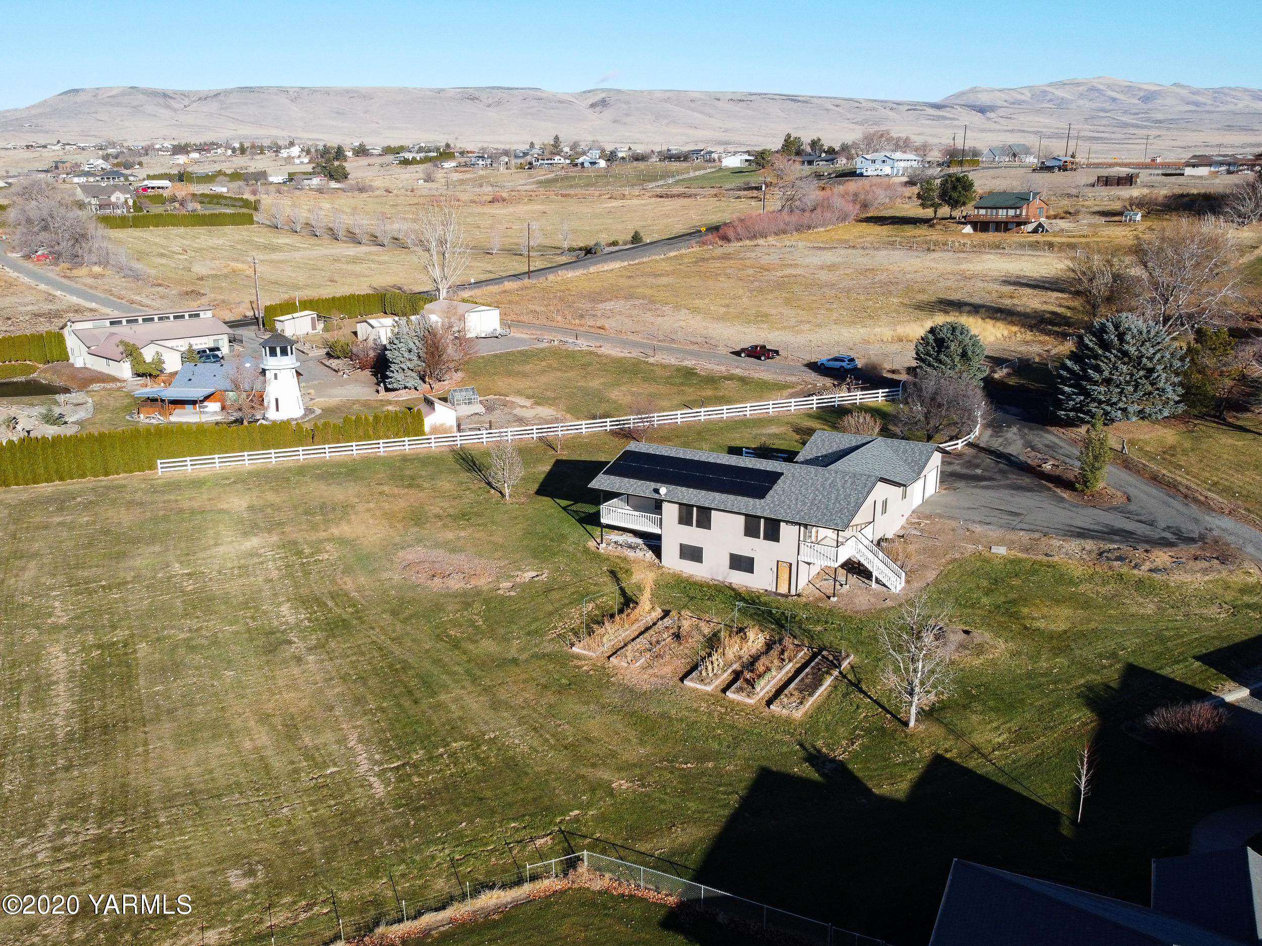 9800 Bittner Road Yakima, WA 98901 - Photo 40 of 45 a view of an ocean and a mountain