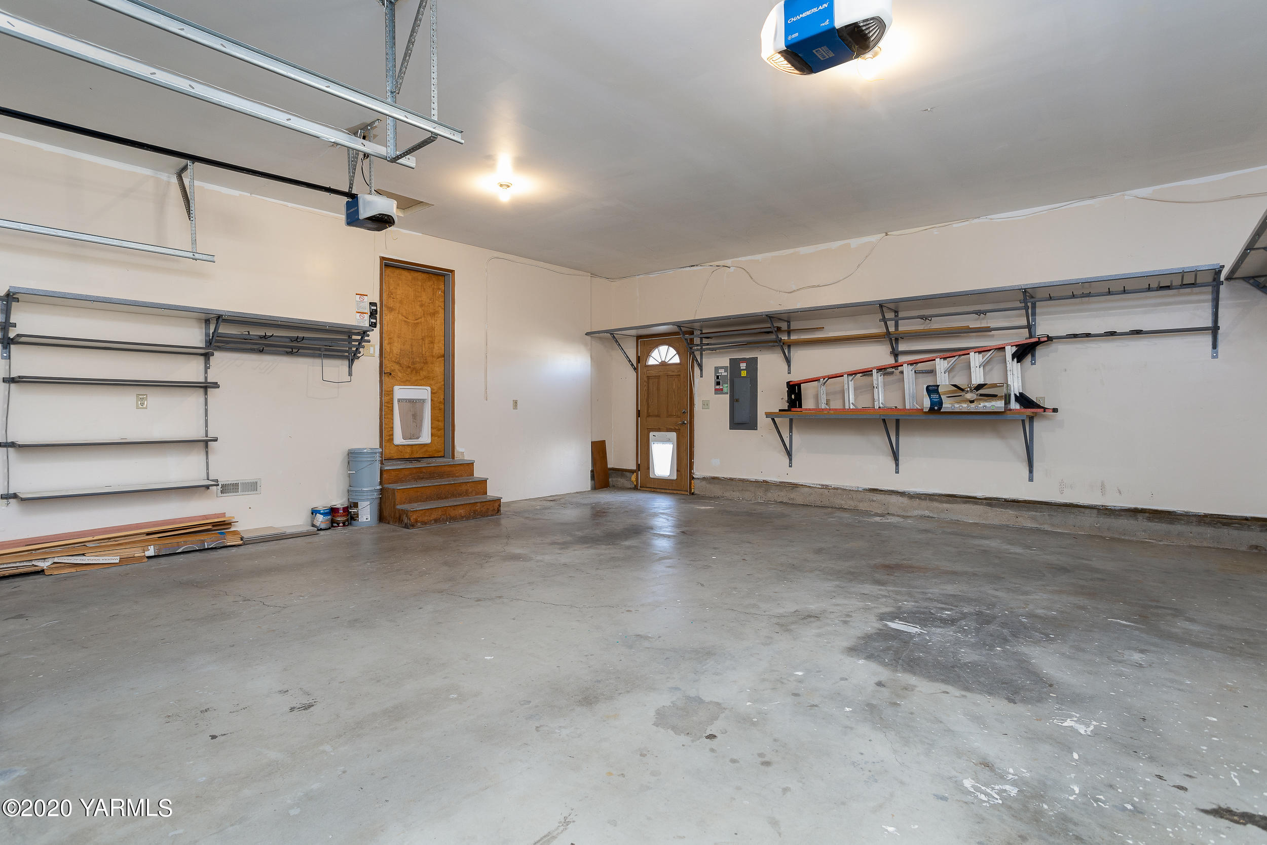 9800 Bittner Road Yakima, WA 98901 - Photo 42 of 45 a view of a garage