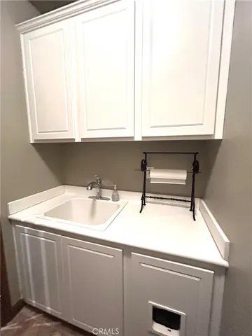 a close view of sink and tap