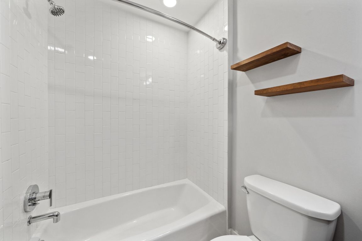 603 Davis Street, Unit 710 Austin, TX 78701 - Photo 14 of 37 a bathroom with a toilet and a bathtub